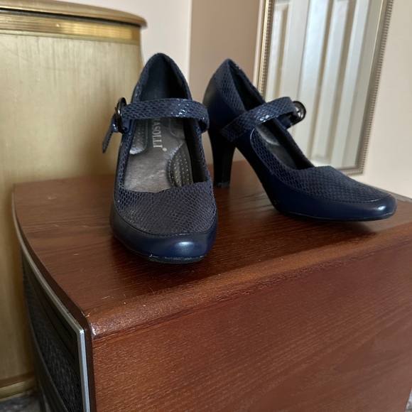 Rosolli Navy Heels - Picture 2 of 11